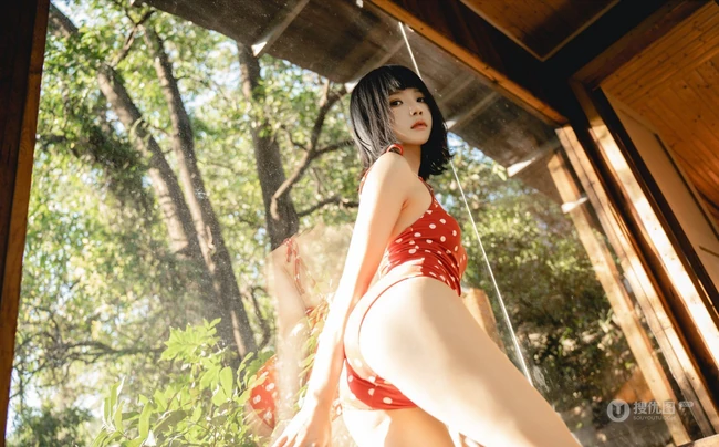 齐刘海短发苗条少女红色肩带泳装木屋写真美照
