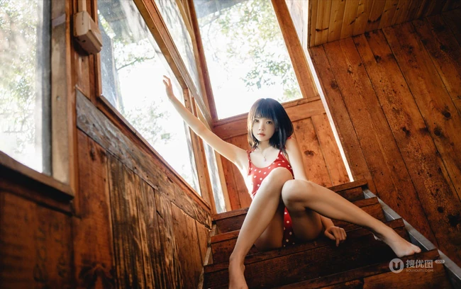 齐刘海短发苗条少女红色肩带泳装木屋写真美照
