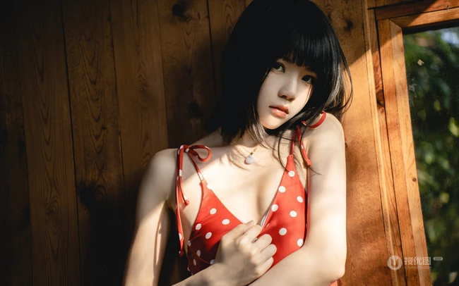 齐刘海短发苗条少女红色肩带泳装木屋写真美照