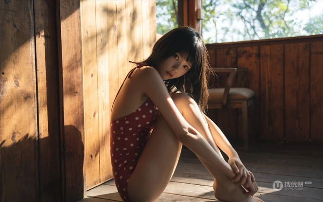 齐刘海短发苗条少女红色肩带泳装木屋写真美照