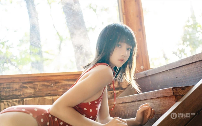 齐刘海短发苗条少女红色肩带泳装木屋写真美照