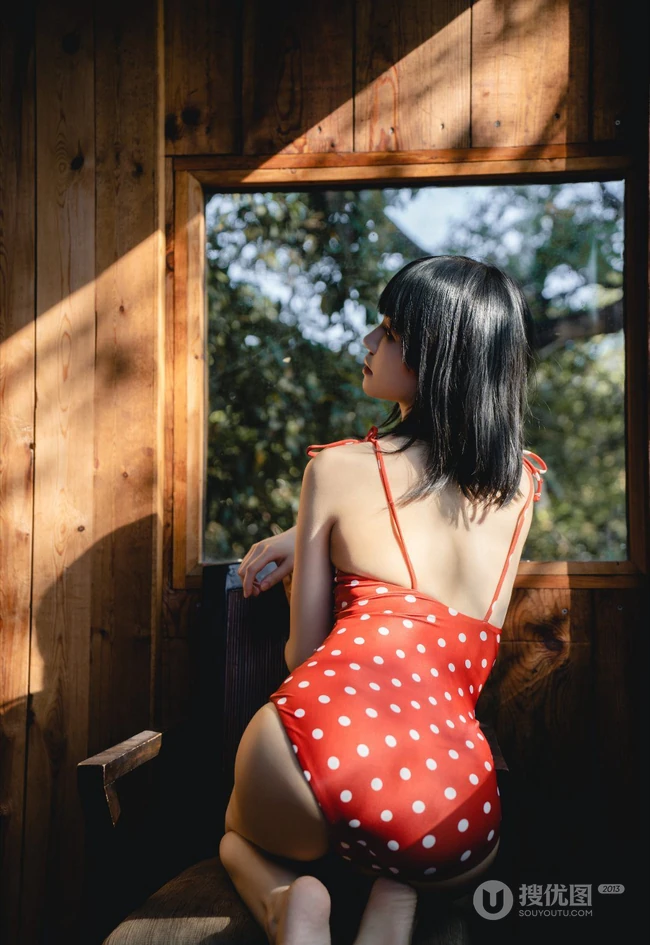 齐刘海短发苗条少女红色肩带泳装木屋写真美照