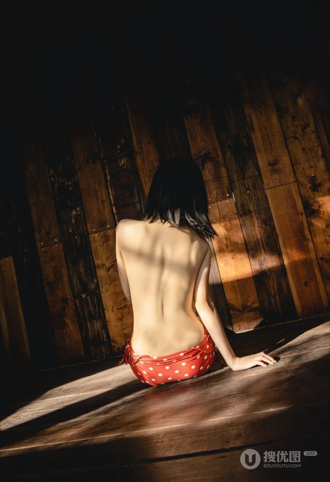 齐刘海短发苗条少女红色肩带泳装木屋写真美照