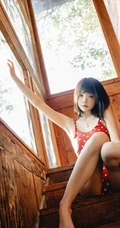 齐刘海短发苗条少女红色肩带泳装木屋写真美照