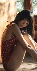 齐刘海短发苗条少女红色肩带泳装木屋写真美照