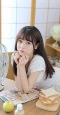 浅粉清纯少女少女居家室内可爱T恤装短裤穿搭写真美照