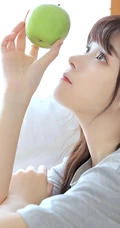 浅粉清纯少女少女居家室内可爱T恤装短裤穿搭写真美照