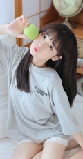 浅粉清纯少女少女居家室内可爱T恤装短裤穿搭写真美照