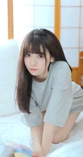 浅粉清纯少女少女居家室内可爱T恤装短裤穿搭写真美照
