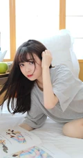 浅粉清纯少女少女居家室内可爱T恤装短裤穿搭写真美照
