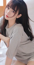 浅粉清纯少女少女居家室内可爱T恤装短裤穿搭写真美照