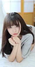 浅粉清纯少女少女居家室内可爱T恤装短裤穿搭写真美照
