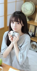 浅粉清纯少女少女居家室内可爱T恤装短裤穿搭写真美照