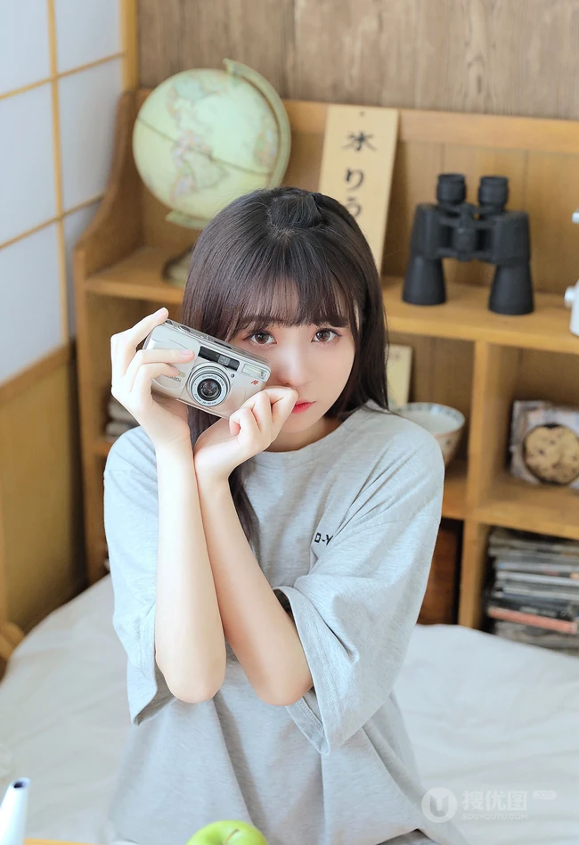 浅粉清纯少女少女居家室内可爱T恤装短裤穿搭写真美照