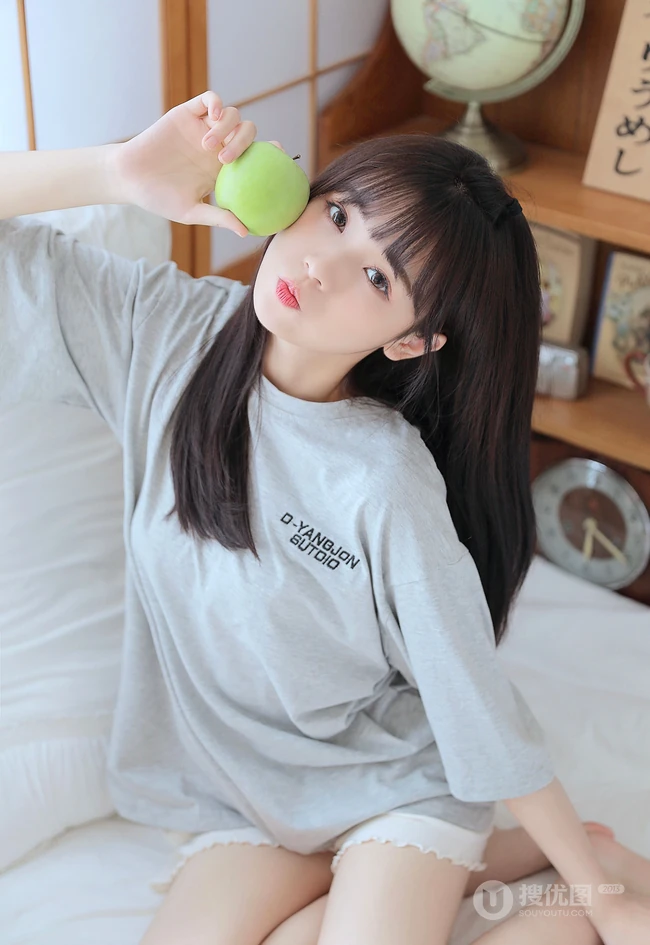 浅粉清纯少女少女居家室内可爱T恤装短裤穿搭写真美照