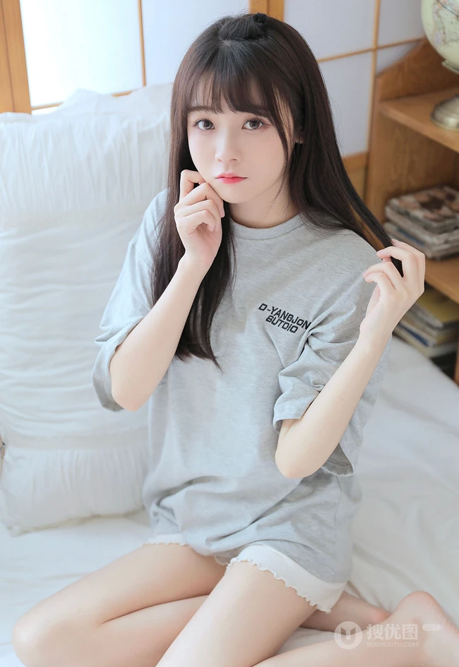 浅粉清纯少女少女居家室内可爱T恤装短裤穿搭写真美照