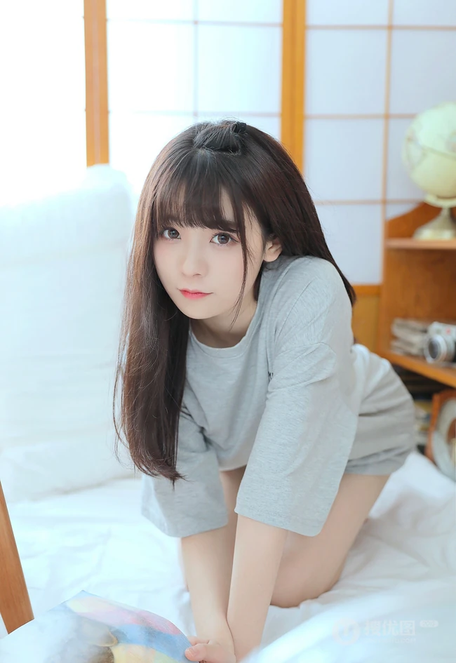 浅粉清纯少女少女居家室内可爱T恤装短裤穿搭写真美照