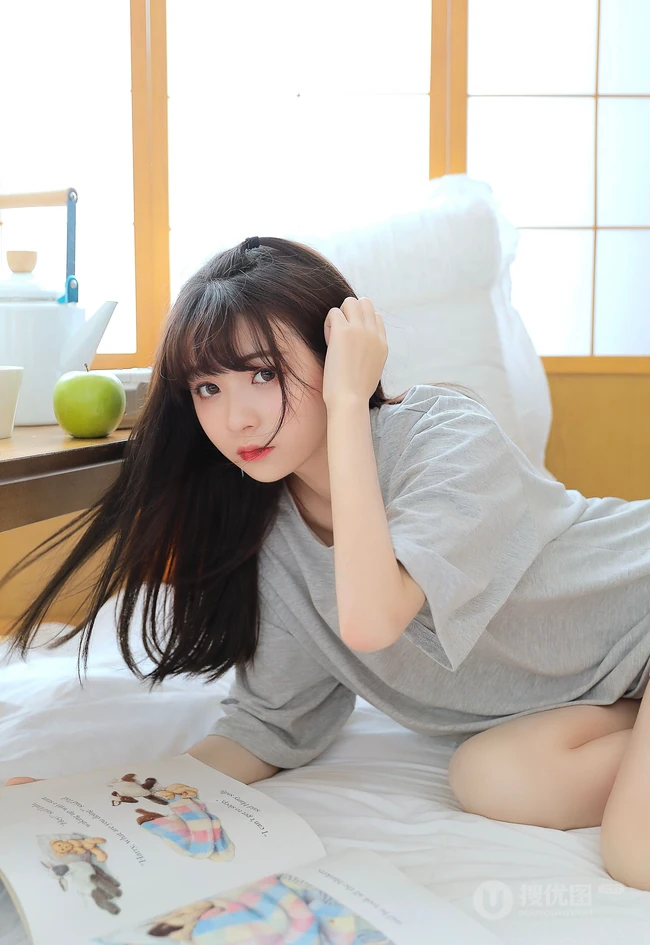 浅粉清纯少女少女居家室内可爱T恤装短裤穿搭写真美照