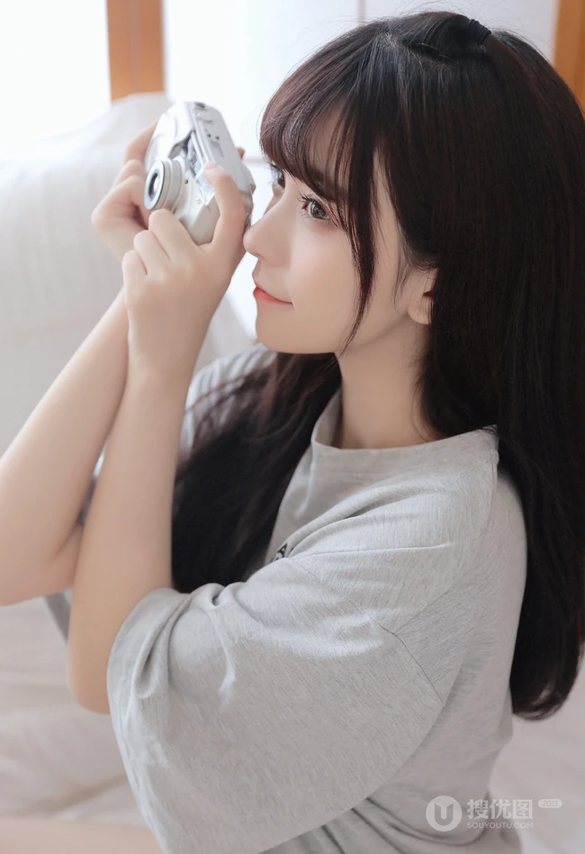 浅粉清纯少女少女居家室内可爱T恤装短裤穿搭写真美照