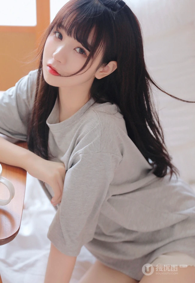 浅粉清纯少女少女居家室内可爱T恤装短裤穿搭写真美照