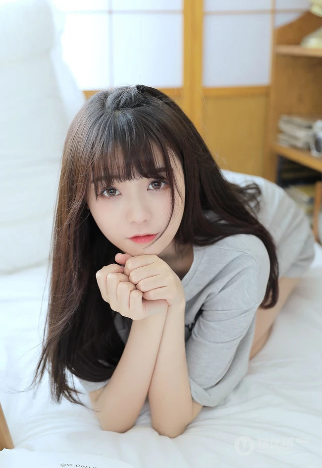 浅粉清纯少女少女居家室内可爱T恤装短裤穿搭写真美照
