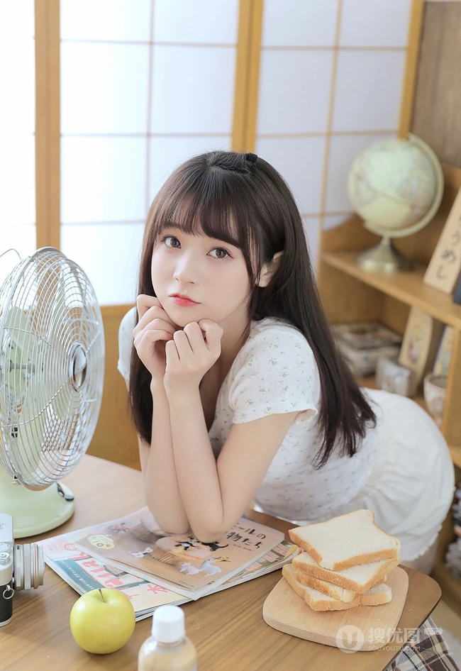 浅粉清纯少女少女居家室内可爱T恤装短裤穿搭写真美照