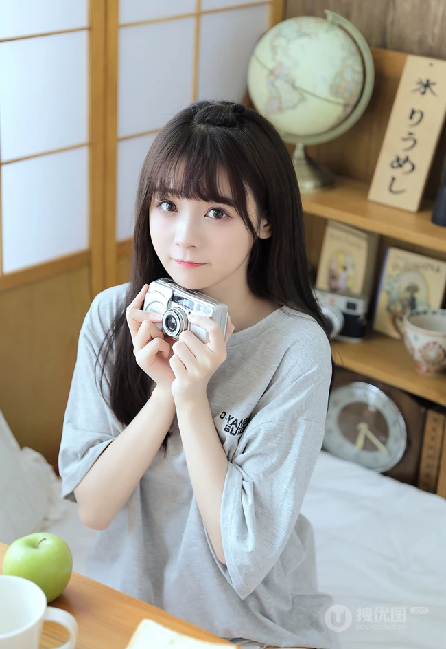 浅粉清纯少女少女居家室内可爱T恤装短裤穿搭写真美照