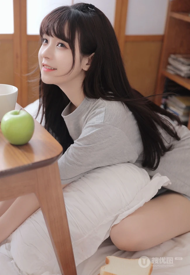 浅粉清纯少女少女居家室内可爱T恤装短裤穿搭写真美照