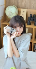 浅粉清纯少女少女居家室内可爱T恤装短裤穿搭写真美照
