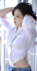 动人纤细线条，该秀就秀，漂亮气质白衬衫，紧身牛仔裤穿搭女生室内写真照