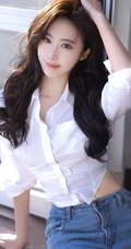 动人纤细线条，该秀就秀，漂亮气质白衬衫，紧身牛仔裤穿搭女生室内写真照