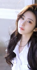 动人纤细线条，该秀就秀，漂亮气质白衬衫，紧身牛仔裤穿搭女生室内写真照