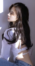动人纤细线条，该秀就秀，漂亮气质白衬衫，紧身牛仔裤穿搭女生室内写真照