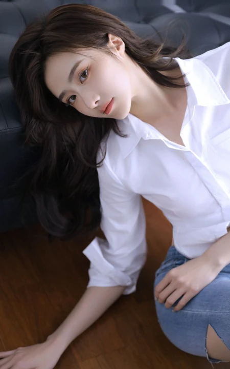 动人纤细线条，该秀就秀，漂亮气质白衬衫，紧身牛仔裤穿搭女生室内写真照