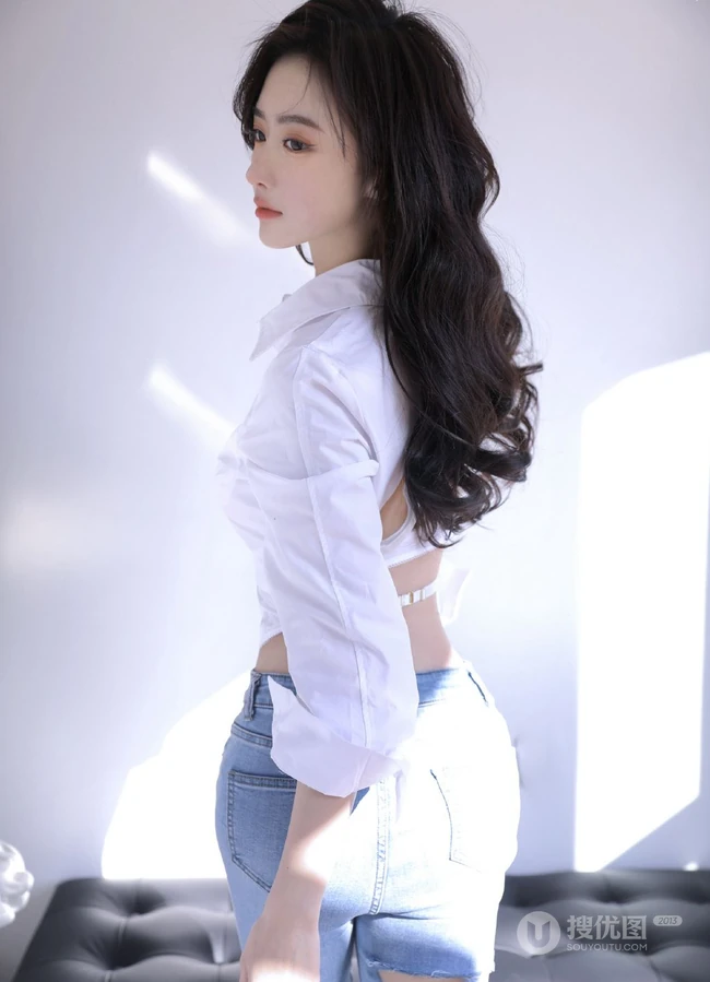 动人纤细线条，该秀就秀，漂亮气质白衬衫，紧身牛仔裤穿搭女生室内写真照