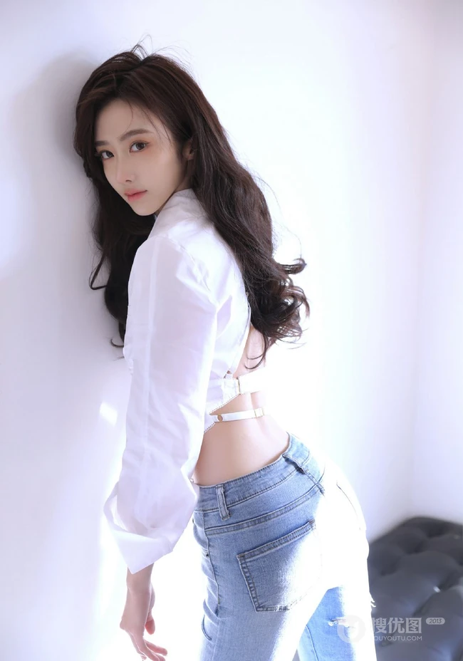 动人纤细线条，该秀就秀，漂亮气质白衬衫，紧身牛仔裤穿搭女生室内写真照