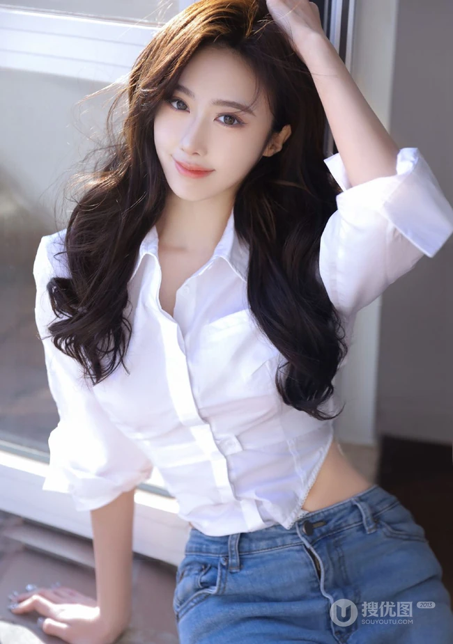 动人纤细线条，该秀就秀，漂亮气质白衬衫，紧身牛仔裤穿搭女生室内写真照