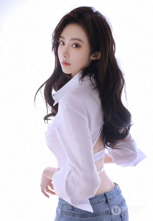 动人纤细线条，该秀就秀，漂亮气质白衬衫，紧身牛仔裤穿搭女生室内写真照