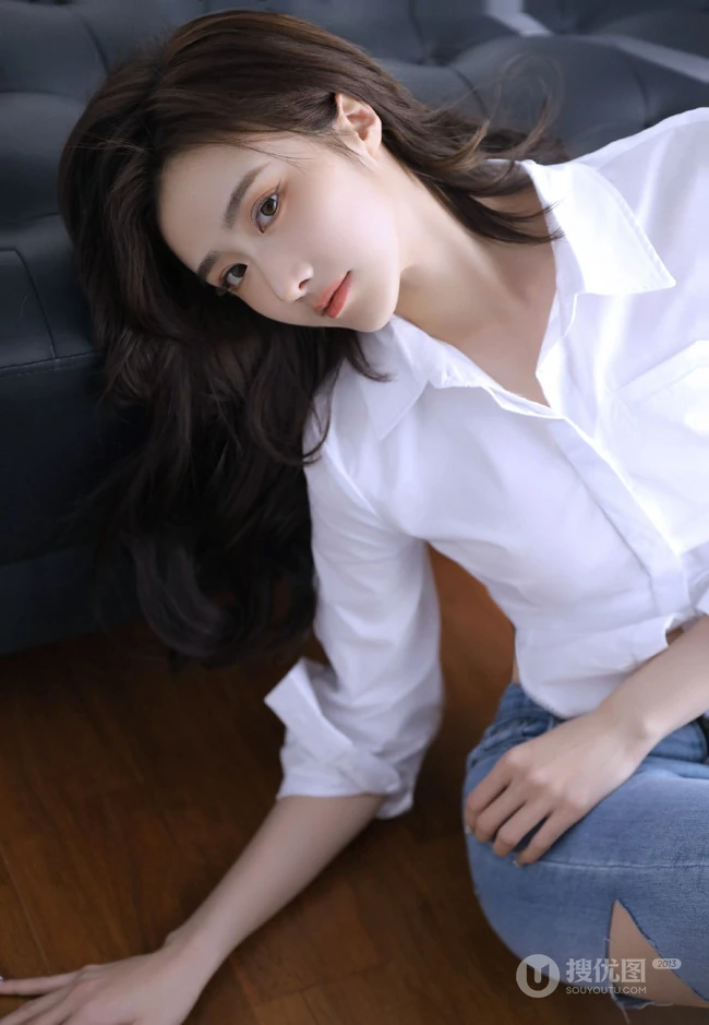 动人纤细线条，该秀就秀，漂亮气质白衬衫，紧身牛仔裤穿搭女生室内写真照
