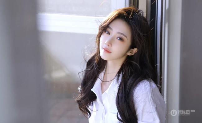 动人纤细线条，该秀就秀，漂亮气质白衬衫，紧身牛仔裤穿搭女生室内写真照