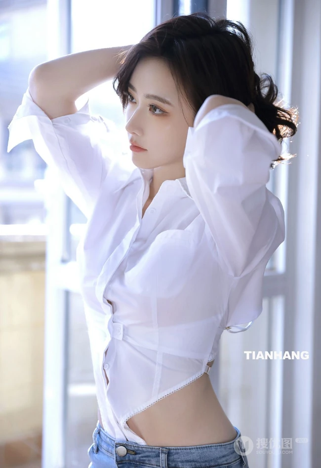 动人纤细线条，该秀就秀，漂亮气质白衬衫，紧身牛仔裤穿搭女生室内写真照