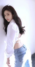 动人纤细线条，该秀就秀，漂亮气质白衬衫，紧身牛仔裤穿搭女生室内写真照
