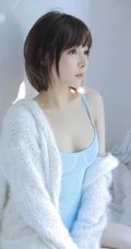 气质短发女生紧身蓝色连体肩带家居服室内写真图片