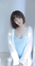 气质短发女生紧身蓝色连体肩带家居服室内写真图片