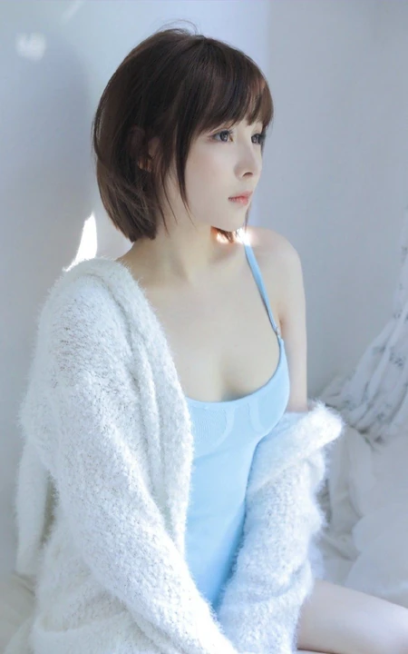 气质短发女生紧身蓝色连体肩带家居服室内写真图片