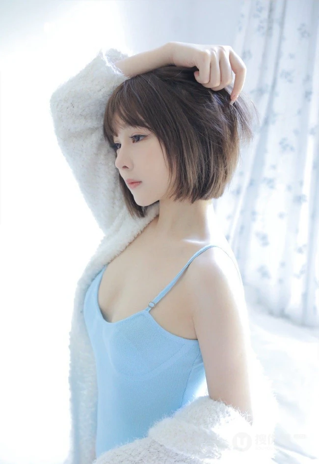 气质短发女生紧身蓝色连体肩带家居服室内写真图片