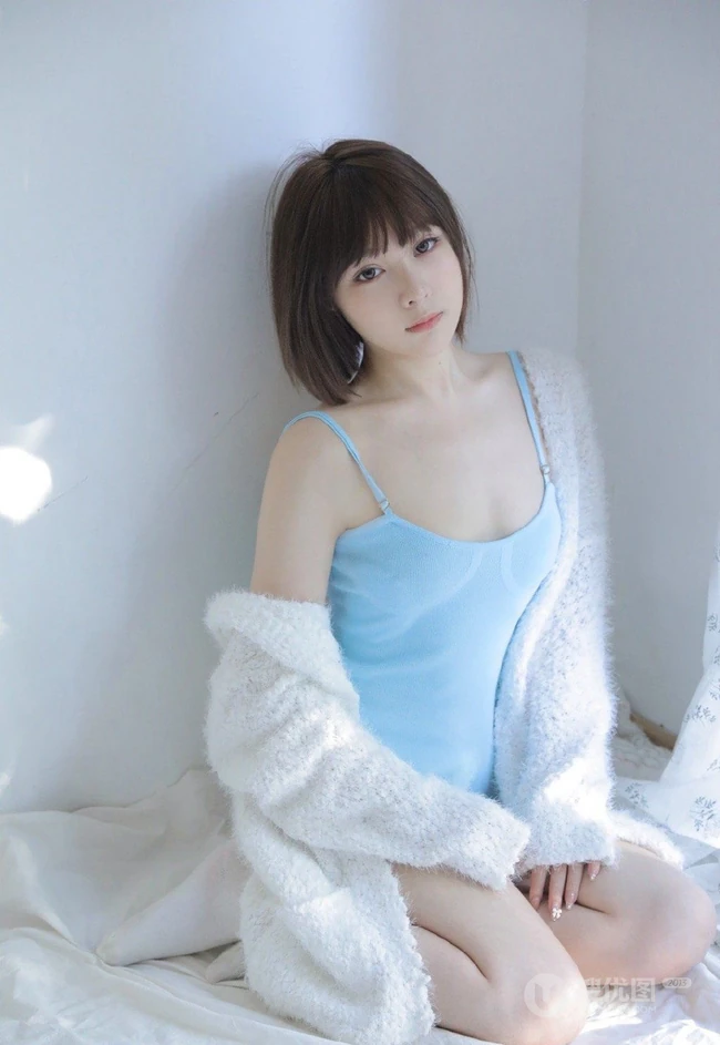 气质短发女生紧身蓝色连体肩带家居服室内写真图片