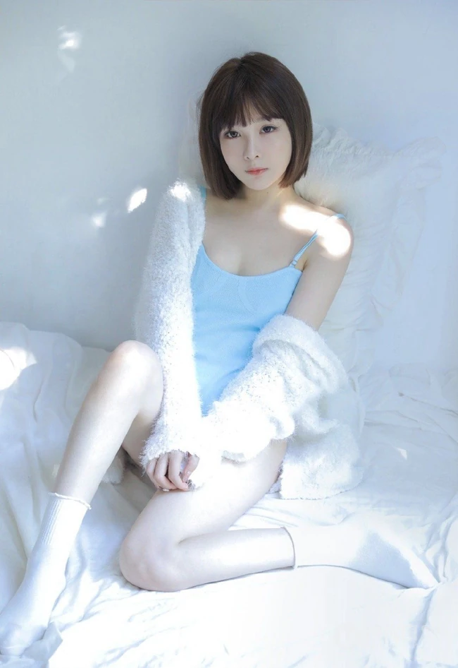 气质短发女生紧身蓝色连体肩带家居服室内写真图片