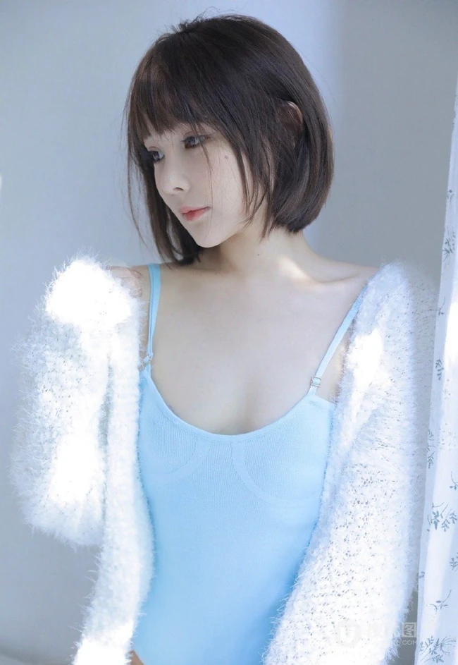 气质短发女生紧身蓝色连体肩带家居服室内写真图片