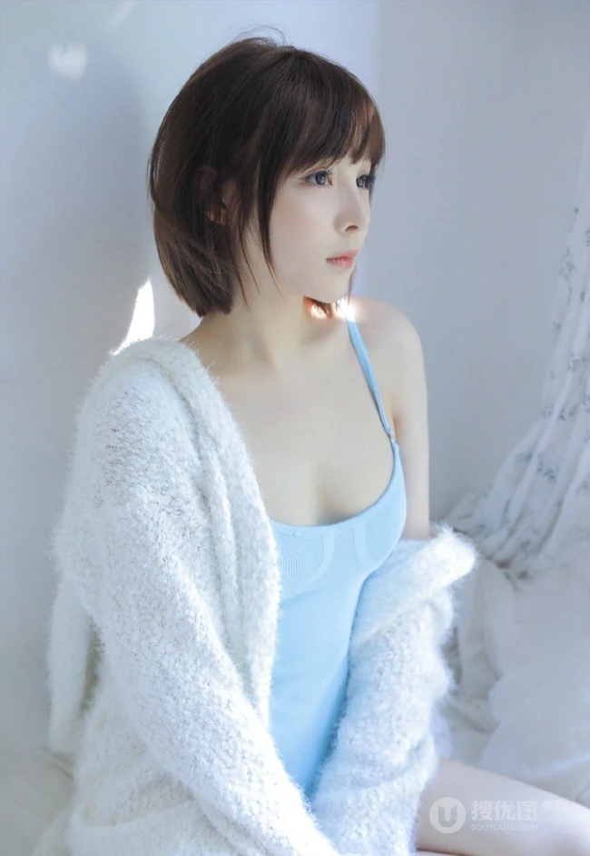 气质短发女生紧身蓝色连体肩带家居服室内写真图片